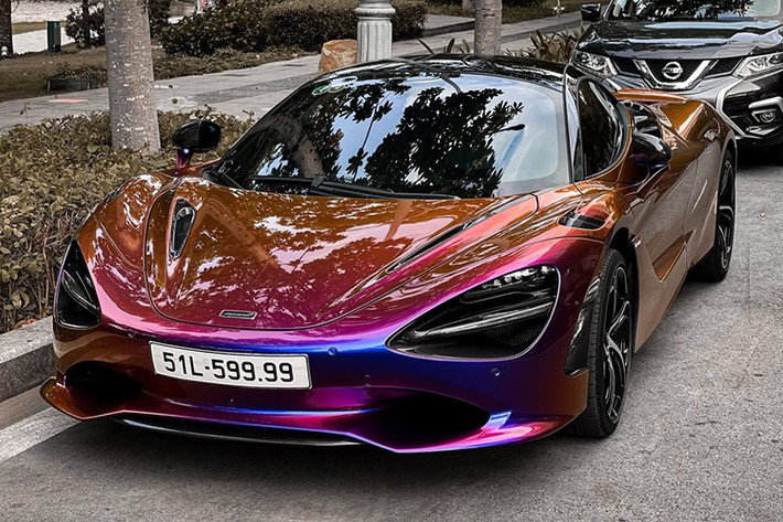 Màu Cerberus Pearl trên chiếc McLaren 750S này là 1 trong số rất ít các bộ táo tán sắc, có thể thay đổi theo góc nhìn, ánh nắng và đơn giản là tự chuyển động khi xe lăn bánh, và tất nhiên chi phí để sở hữu màu áo này trên các siêu xe McLaren không hề rẻ chút nào.