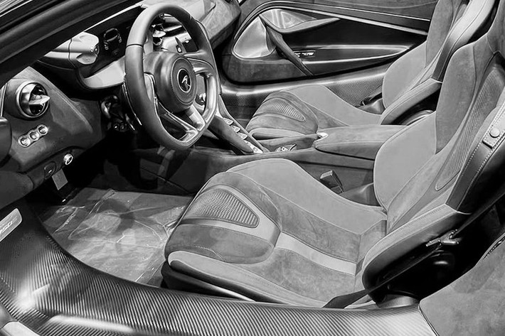 McLaren 750S là mẫu xe kế nhiệm 720S trước đây và có khoảng 30% chi tiết thiết kế mới so với siêu xe McLaren 720S, chính vì vậy mà những người ngoại đạo sẽ khó lòng nhận ra sự khác biệt giữa hai siêu xe này.