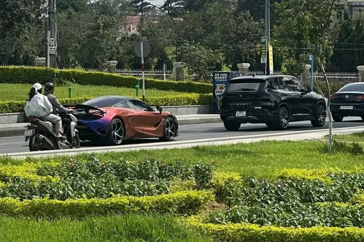 Để sở hữu màu sơn Cerberus Pearl đẹp mắt trên siêu xe McLaren 750S, ước tính chủ nhân phải chi ra hơn 2 tỷ đồng. Chưa hết, chủ xe còn mạnh tay mua luôn chiếc biển số đấu giá 51L-599.99 gần 1,6 tỷ đồng. Biển tứ quý 9 rất được giới mê biển săn đón.