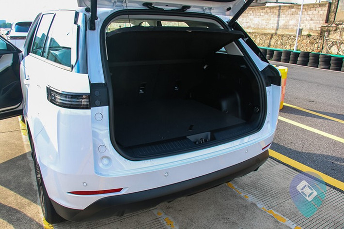 Tại thị trường Malaysia, Jaecoo J5 sẽ được trang bị động cơ xăng tăng áp 1.5L, cho công suất tối đa 145 mã lực và mô-men xoắn cực đại 210 Nm. Sức mạnh được truyền tới cầu trước thông qua hộp số tự động biến thiên vô cấp CVT. Mức tiêu thụ nhiên liệu được công bố là 7,5 lít/100 km theo tiêu chuẩn WLTC.