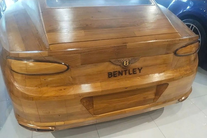 Mỗi chi tiết, dù lớn hay nhỏ, đều được cắt gọt, lắp ráp thủ công với độ chính xác đáng kinh ngạc. Quá trình hoàn thiện tiêu tốn hơn 3.000 giờ tạo nên một sản phẩm không chỉ là xe mô phỏng mà còn là tác phẩm nghệ thuật.