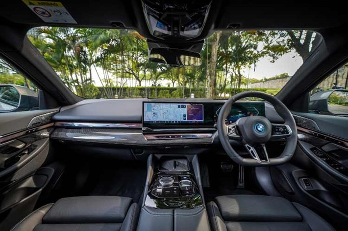 Bên trong khoang lái, BMW i5 CKD ghi nhận sự trở lại của cửa sổ trời toàn cảnh bằng kính, vốn từng bị loại bỏ trong bản nâng cấp tháng 3/2024. Xe sở hữu cụm màn hình cong BMW Curved Display với bảng đồng hồ 12,3 inch...