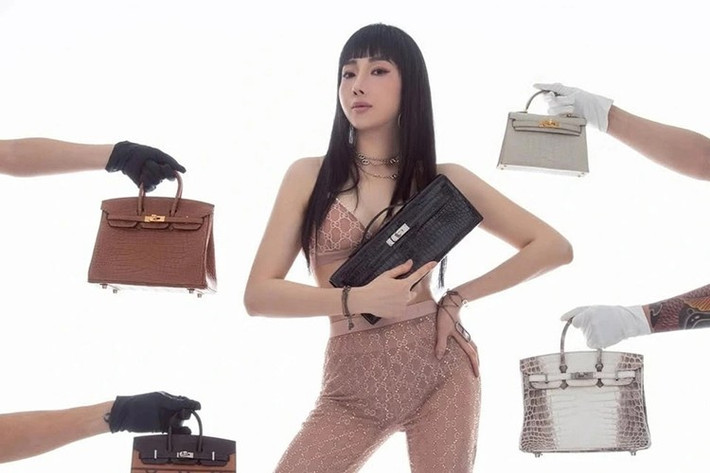 Trước khi vướng lao lý, Cún Bông không chỉ nổi tiếng nhờ hình ảnh một bà mẹ đông con hiện đại mà còn khiến nhiều người choáng ngợp khi thường xuyên xuất hiện bên những mẫu xe sang đắt tiền như Audi, Porsche và Ferrari.