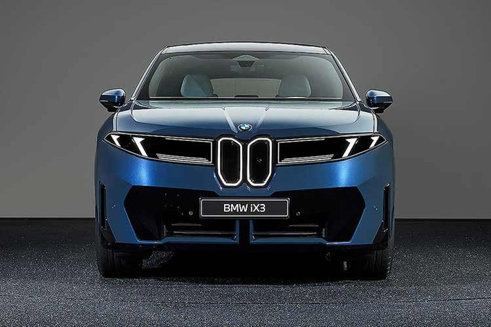 Với Neue Klasse, BMW đặt cược lớn vào trải nghiệm số, nhưng vẫn cố gắng giữ lại DNA lái xe – điều đã làm nên tên tuổi của hãng.Câu hỏi còn lại là khi iX3 chính thức ra mắt thị trường, người dùng sẽ đón nhận triết lý mới này đến đâu? Và liệu BMW có giữ được chất “Ultimate Driving Machine” trong một thế giới ngày càng bị chi phối bởi phần mềm?