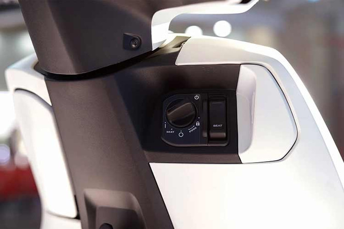 Kích thước của xe ngang ngửa mẫu Honda Lead đang bán tại Việt Nam. Khoảng sáng gầm xe ở mức 139 mm, chiều cao yên đạt 761 mm, giúp người lái dễ điều khiển và chống chân khi dừng xe. Trọng lượng bản tiêu chuẩn là 117 kg, trong khi bản cao cấp nặng hơn khoảng 1 kg.