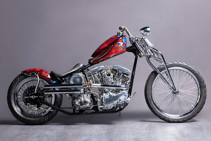 Chiếc xe tùy chỉnh mà chúng ta có ở đây cũng vậy. Với biệt danh "Hot and Heavy", nó được chế tạo cách đây một thời gian cho Mohawk Group, nhà sản xuất sàn lớn nhất thế giới. Và chính vì nguồn gốc của nó, nó mang một nguồn cảm hứng kỳ lạ.