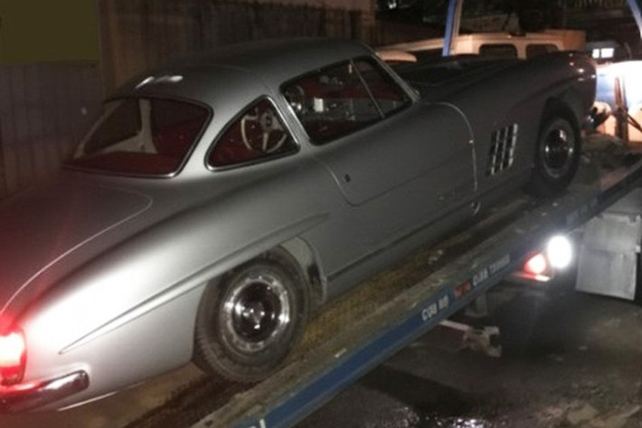 Mercedes-Benz chế tạo ra chiếc 300 SL để dành cho những ai muốn một chiếc xe thể thao nhẹ, mang đậm chất xe đua, chỉ có khoảng 1.400 chiếc coupe từ năm 1954 đến năm 1957, hiện tại, có nhiều xe được giao dịch lên đến 1,2 đến 3 triệu đô la.