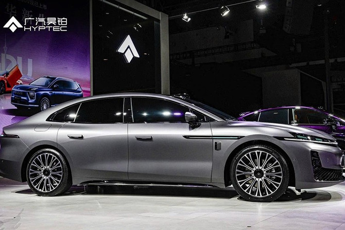 Về thiết kế, GAC Hyptec A800 có kiểu dáng fastback, kết hợp với vành xe đa chấu, tay nắm cửa ẩn và nắp capo trên nóc xe để hỗ trợ khả năng hỗ trợ lái xe tiên tiến. Ở phía sau, đèn hậu bao gồm ba dải đèn và huy hiệu đuôi được dán nhãn “A800” kết hợp với logo Huawei ADS.