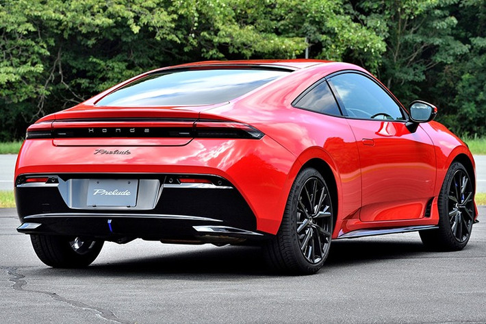 Thân xe Honda Prelude 2026 được thiết kế dạng dập nổi khí động học, tay nắm cửa phẳng, đèn LED dạng cánh và các chi tiết điểm nhấn màu xanh – dấu hiệu nhận biết hệ thống truyền động hybrid.