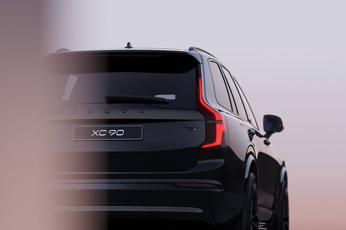 Sức mạnh XC90 Black Edition không thay đổi, vẫn là động cơ xăng hybrid nhẹ B5 với 250 mã lực và hybrid cắm sạc T8 với công suất 455 mã lực.