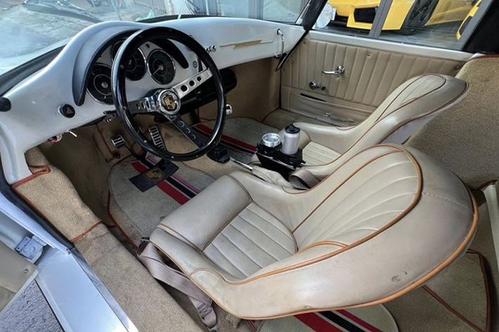 Bên trong, khoang nội thất chiếc Porsche cổ trong bộ sưu tập của ông Vũ được giữ gìn khá tốt. Dù đã hơn 60 năm tuổi, các chi tiết bọc da vẫn còn nguyên vẹn, chỉ xuất hiện một số dấu vết “lão hóa” tự nhiên.