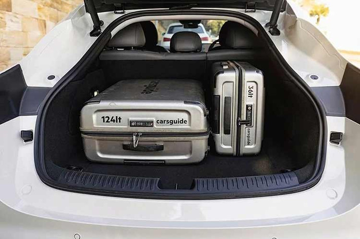 Không gian hàng ghế sau ở mức khá với khoảng để chân rộng và cảm giác thoáng đãng nhờ trần kính lớn. Tầm quan sát phía sau cũng không phải thế mạnh của xe vì ô kính sau hẹp chẳng khác gì siêu xe Ferrari 296 GTB. Khoang hành lý phía sau với cốp đóng/mở chỉnh điện có dung tích tiêu chuẩn 357 lít. Xe có thêm một khoang chứa đồ nhỏ phía trước để chứa cáp sạc và các vật dụng cá nhân.