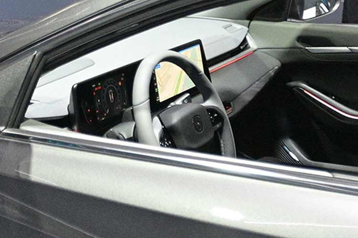 Mẫu xe xuất hiện trong hình ảnh úp mở này giống một trong những mẫu SUV đã được giới thiệu vào năm 2024, nhưng có một số thay đổi nhỏ về ngoại hình. Bản phác thảo cho thấy xe sở hữu kiểu dáng SUV truyền thống khi nhìn từ bên sườn.