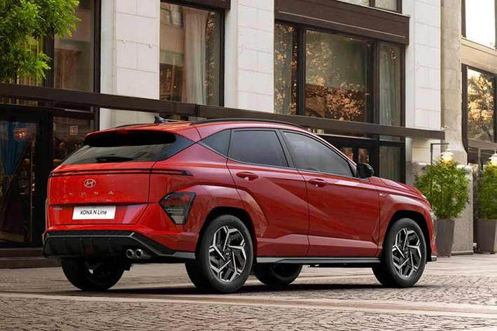 Kona chạy điện là một mẫu xe quan trọng đối với tương lai của Hyundai tại xứ sở sương mù, chiếm một phần đáng kể trong doanh số bán xe điện của hãng. Tại thị trường Anh quốc, Kona cũng là là mẫu xe điện bán chạy nhất của thương hiệu Hyundai, nó chiếm tới 45% tổng doanh số xe điện.