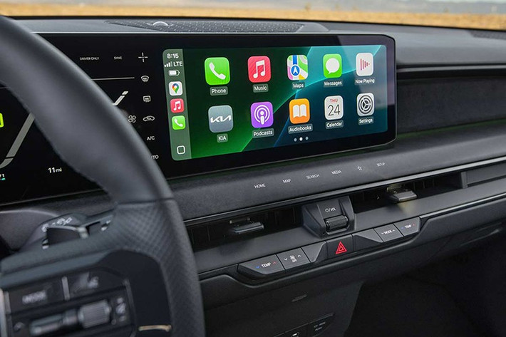 Phía sau xe Kia Telluride 2026 được thiết kế chắc nịch với cụm đèn hậu đặt cao, hốc bánh xe mở rộng và cản sau điêu khắc gợi liên tưởng đến khả năng off-road mạnh mẽ.