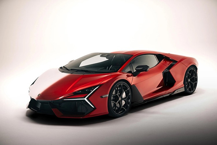 Lamborghini Revuelto trang bị động cơ hút khí tự nhiên V12 dung tích 6.5L kết hợp cùng 3 động cơ điện, công suất tối đa 1.015 mã lực. Khả năng tăng tốc 0-100 km/h chỉ trong 2,5 giây, trước khi đạt tốc độ tối đa hơn 350 km/h.