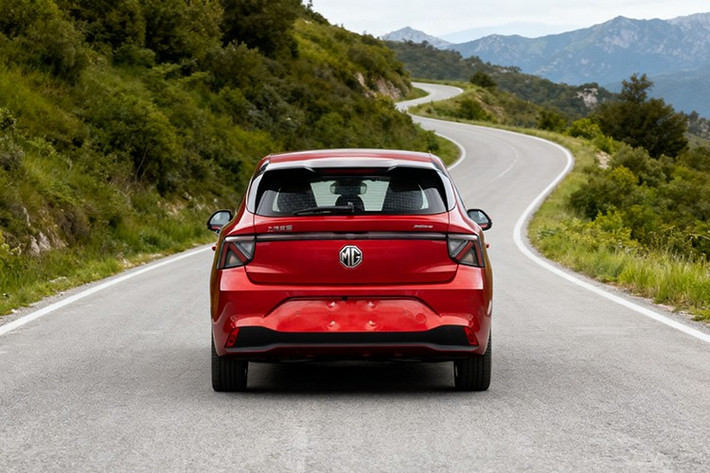 Mẫu xe trang bị bộ pin lithium-ion mangan được SAIC hợp tác phát triển cùng QingTao Energy, cho phạm vi hoạt động 530km theo chu kỳ CLTC. Hiện tại, dòng MG4 đang được bán với giá 68.800 – 102.800 NDT (khoảng 255-381 triệu đồng).