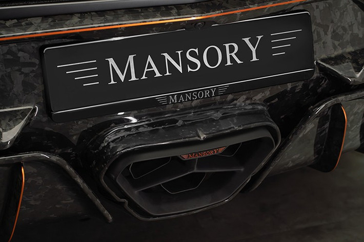 Ngoại thất của MANSORY táo bạo với chủ đề màu đen kết hợp các đường kẻ cam. Phần đầu xe của “MANSORY Venatus SE” gây ấn tượng với mặt trước bằng sợi carbon, và nắp capo siêu nhẹ bằng sợi carbon lộ thiên với các khe thoát khí làm mát bổ sung hoàn thiện vẻ ngoài phía trước, kết hợp với cản trước được thiết kế lại.