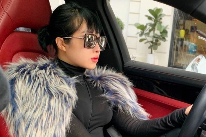 Giai đoạn 2022–2023, chồng của Cún Bông còn đăng tải hình ảnh chiếc Porsche 911 Carrera S màu đen, đây là dòng xe thể thao nổi bật của Porsche.