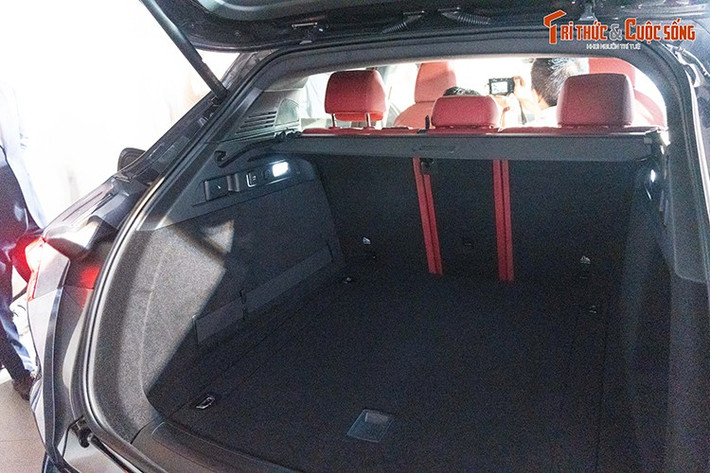 Mẫu xe SUV Maserati Grecale Folgore có khả năng tăng tốc 0–100 km/h trong 4,1 giây, thể hiện rõ tinh thần thể thao và cảm xúc lái đậm chất Maserati dù sử dụng hệ truyền động điện.