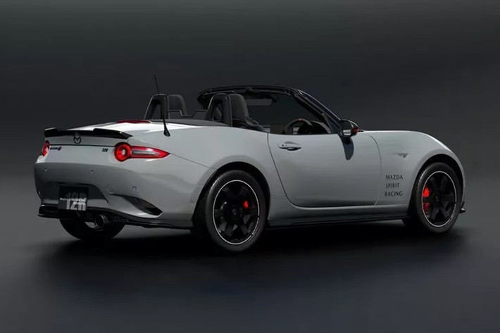 Mazda MX-5 Spirit Racing Roadster 12R đặc biệt này, là chiếc xe đầu tiên do Mazda Spirit Racing - bộ phận hiệu suất cao mới của thương hiệu thực hiện nhằm thay thế cho MazdaSpeed.