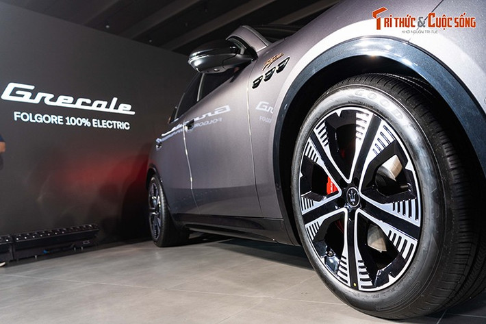 Di chuyển ra phía sau, Maserati GranCabrio Folgore có phần đuôi được làm khá tròn trịa, nuột nà khi loại bỏ đi ống xả bên dưới. Vị trí cắm sạc của mẫu xe thể thao mui trần này được bố trí bên dưới đèn hậu, thiết kế này khá hiếm trên thị trường.