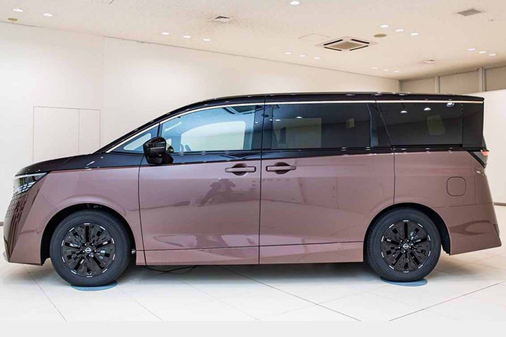 Bên cạnh đó là những màu sơn ngoại thất có tên như Fuji Dawn và Shigoku càng nhấn mạnh tinh thần dân tộc Nhật Bản của mẫu xe MPV hạng sang Nissan Elgrand 2026 hoàn toàn mới này.