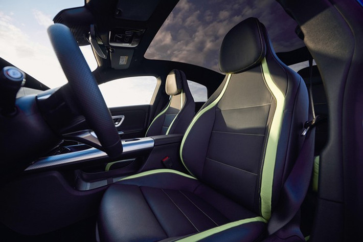 Hệ thống hybrid 48 volt tích hợp động cơ điện 30 mã lực, mô-men xoắn 200 Nm bên trong hộp số 8F-eDCT, kết nối với pin nhỏ gọn 1,3kWh. Hệ thống này cho phép xe hoạt động ở chế độ thuần điện khi nhu cầu công suất dưới 27 mã lực và hỗ trợ chạy không tải ở tốc độ lên đến 100km/h.