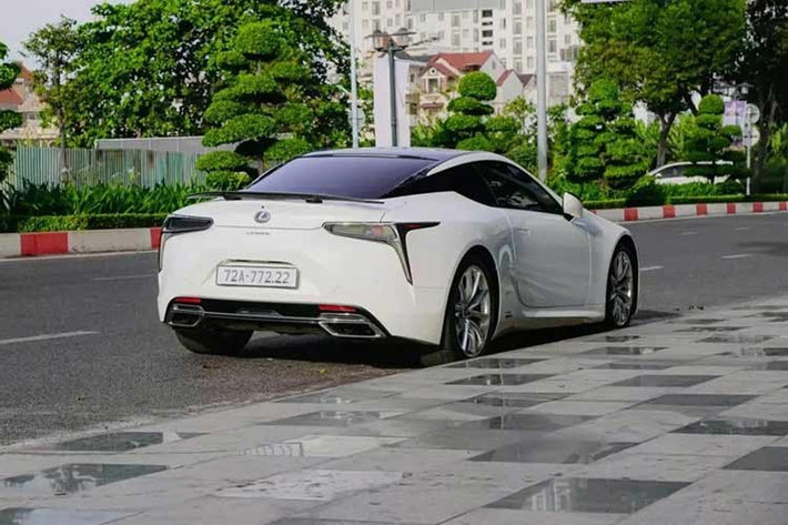 Về thiết kế, ngoại hình chiếc coupe thể thao hạng sang Lexus LC 500h mới xuất hiện tại Vũng Tàu, Tp.HCM gây ấn tượng với màu sơn trắng sáng, lưới tản nhiệt cỡ lớn và đèn pha của xe được sử dụng từ 3 bóng LED độc đáo.