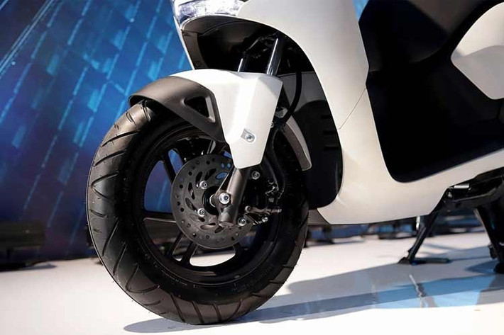 Hệ thống treo được thiết kế tối ưu với phuộc trước ống lồng kết hợp giảm xóc sau dạng cụm, giúp xe vận hành ổn định và êm ái hơn, đặc biệt khi di chuyển qua những cung đường gồ ghề hay mặt đường xấu. Yên xe được hoàn thiện từ chất liệu cao cấp, lớp đệm dày mang lại cảm giác ngồi dễ chịu trong suốt hành trình.