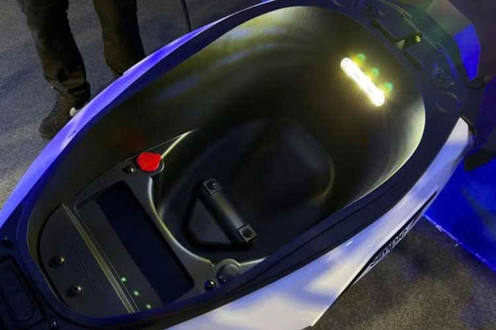 Simple One Gen 2 cũng được tích hợp hai chế độ lái là EcoX và SonicX, giúp người sử dụng có thể linh hoạt lựa chọn cho nhu cầu vận hành khác nhau. Xe hỗ trợ bốn chế độ kiểm soát lực kéo, hai mức kiểm soát hành trình phù hợp cho đô thị và đường trường, cùng bốn cấp độ phanh tái sinh tùy chỉnh theo phong cách lái.