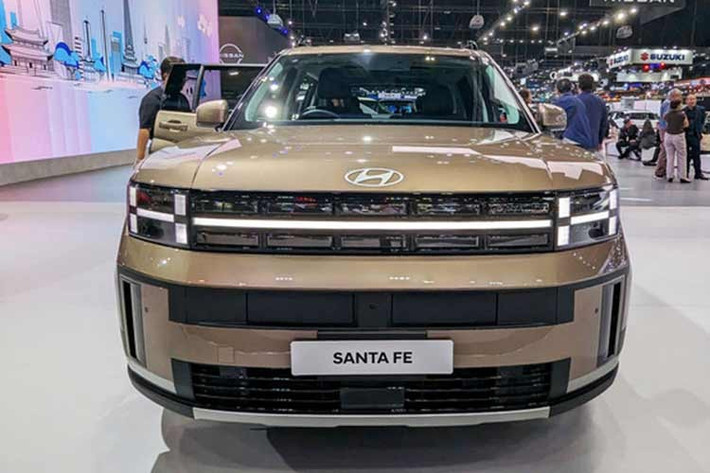 Ở phiên bản SantaFe Hybrid 2026 bản Prestige cao cấp, xe có thêm đèn pha LED projector, kính chắn gió cách nhiệt năng lượng mặt trời và kính hai lớp cho hàng ghế trước nhằm tăng khả năng cách âm.