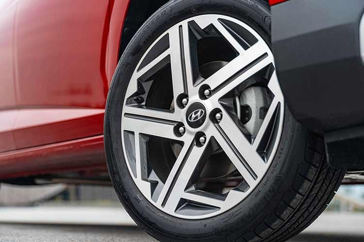 Chưa dừng ở đó, Hyundai Stargazer 2026 còn được gia tăng kích thước tổng thể với các thông số dài x rộng x cao lần lượt là 4.575 x 1.780 x 1.710 mm, khoảng sáng gầm 205 mm và cùng chiều dài cơ sở 2.780 mm. Kích thước của xe thuộc nhóm lớn hàng đầu trong phân khúc, giúp mở rộng không gian sử dụng.