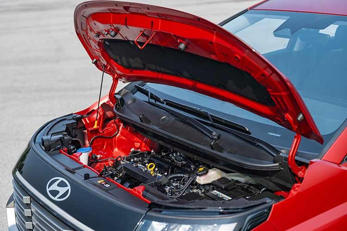 Ngoài ra, xe còn có hệ thống hỗ trợ phòng tránh va chạm phía sau; hỗ trợ giữ làn đường; hỗ trợ định tâm làn đường; hỗ trợ cảnh báo xe phía trước di chuyển; hỗ trợ mở cửa an toàn; và hỗ trợ cảnh báo bỏ quên người ngồi phía sau. Bên cạnh đó, xe được trang bị 6 túi khí cùng các hệ thống an toàn tiêu chuẩn khác.