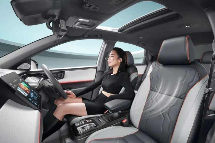 Về công nghệ an toàn, Honda e:N2 được tích hợp nhiều hệ thống hỗ trợ lái hiện đại như kiểm soát hành trình thích ứng, phanh khẩn cấp tự động, hỗ trợ giữ làn đường, cảnh báo điểm mù và camera 360 độ. Những tính năng này giúp nâng cao mức độ an toàn cũng như hỗ trợ người lái trong điều kiện giao thông phức tạp.