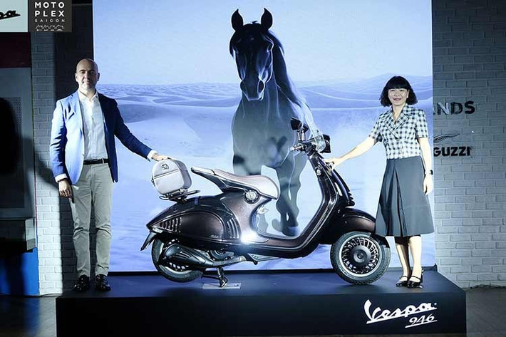 Sau khi được ra mắt vào cuối tháng 1/2026, những chiếc Vespa 946 Horse bản đặc biệt đón năm Bính Ngọ đã chính thức ra mắt tại thị trường Việt Nam. Chiếc xe ga đình đám này sẽ nối tiếp các phiên bản phỏng theo con giáp trước đây như Bunny, Dragon và Snake.
