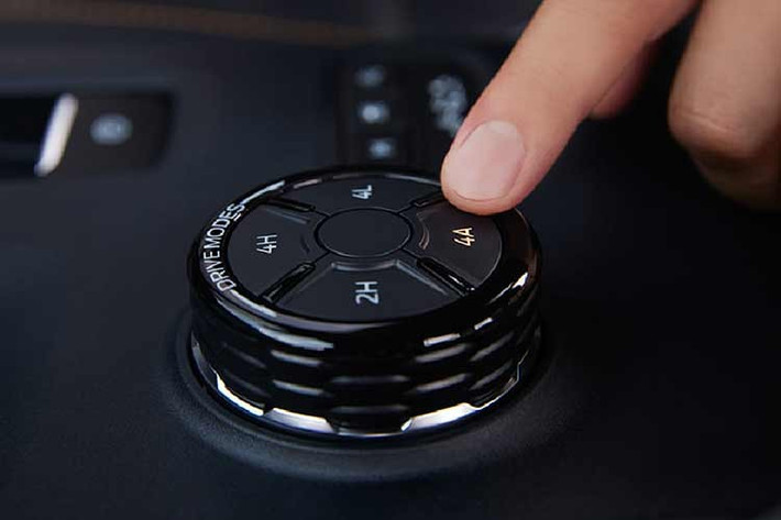 Đặc biệt, Ford Ranger Wildtrak X còn được nâng cấp hệ thống treo với giảm xóc Bilstein Position-Sensitive Dampers mới. Giảm xóc này có công nghệ End Stop Control Valve (ESCV) giúp tăng khả năng kiểm soát và sự cân bằng khi chạy off-road. Sự kết hợp giữa vành cỡ lớn hơn và hệ thống treo nâng cấp khiến chiều cao gầm của Ford Ranger Wildtrak X tăng thêm 30 mm. So với Ford Ranger Wildtrak thông thường, phiên bản này có gầm cao hơn 26 mm.