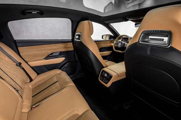 Ngoài ra, Mazda6e còn có cá tính năng như; hỗ trợ giữ làn, cảnh báo điểm mù, cảnh báo phương tiện cắt ngang và phanh khẩn cấp tự động. Xe có tổng cộng 9 túi khí cùng hệ thống camera 360 độ với chức năng hiển thị xuyên thân xe.