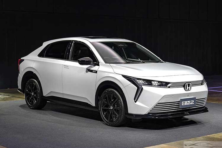 Honda e:N2 2026 được định vị trong phân khúc SUV cỡ C. So với e:N1, mẫu xe này có kích thước lớn hơn đáng kể, đồng thời tiệm cận với các mẫu SUV điện như Toyota bZ4X hay Honda CR-V về không gian sử dụng. Hiện chưa có thông tin về mẫu xe SUV điện mới nhà Honda có được đưa về VIệt Nam hay không.