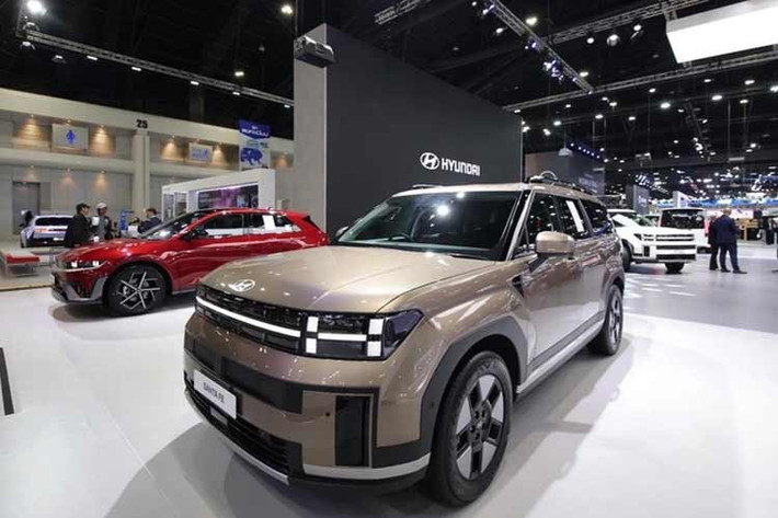 Tại Thái Lan, Hyundai SantaFe Hybrid 2026 được nhập khẩu nguyên chiếc từ Việt Nam và phân phối với ba phiên bản gồm Exclusive, Prestige và Inspiration AWD. Xe có giá bán dao động từ 1.599.000 đến 1.799.000 Baht (tương đương 1,27-1,43 tỷ đồng).