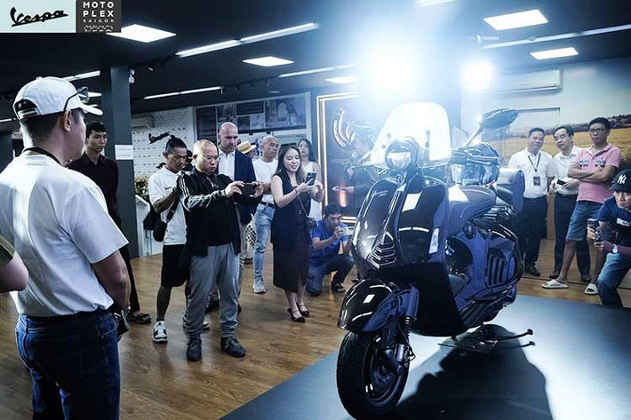 Tương tự như những bản 946 khác trước đây, Vespa 946 Horse 2026 cũng có giá hàng trăm triệu đồng và số lượng sản xuất giới hạn. Cụ thể xe có giá chính hãng 550 triệu đồng tại Việt Nam, với 888 chiếc được sản xuất trên toàn thế giới và trong đó khoảng 33 chiếc có mặt ở nước ta.