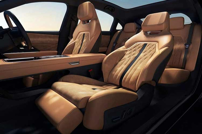 Ngoài ra, xe còn tích hợp nhiều tính năng thông minh như điều khiển từ xa qua ứng dụng, kiểm tra tình trạng xe theo thời gian thực và chia sẻ chìa khóa kỹ thuật số. Về an toàn, Mazda6e được trang bị gói hỗ trợ lái ADAS cấp độ 2 với hàng loạt tính năng như cảnh báo va chạm, kiểm soát hành trình thích ứng...