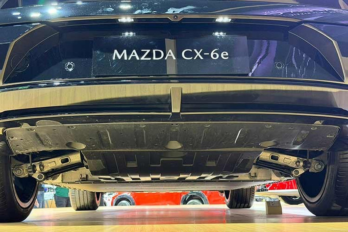 Xe hỗ trợ cả sạc chậm AC 11 kW và sạc nhanh DC 195 kW. Thời gian sạc pin từ 10% lên 80% bằng sạc nhanh là 24 phút. Ngoài ra, xe có thể chạy thêm 235 km sau 15 phút sạc. Mazda CX-6e có 4 chế độ vận hành, trong đó có Pet Comfort để giữ nhiệt độ ổn định khi bạn rời xe mà vẫn còn thú cưng hoặc đồ bên trong.