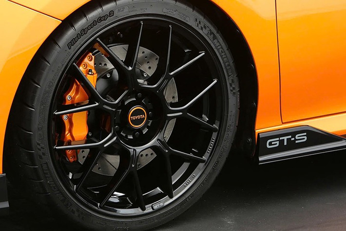 Về thiết kế, Camry GT‑S gây ấn tượng mạnh với phong cách ngoại thất cực kỳ hầm hố. Xe được trang bị bộ bodykit thể thao, bao gồm cản trước mở rộng, ốp sườn góc cạnh và phần đuôi có bộ khuếch tán giả tạo hình hốc gió hai bên.