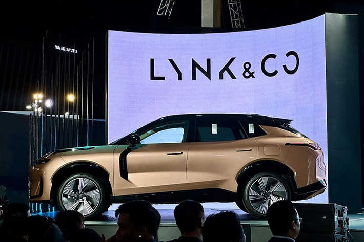 Lynk & Co 08 là mẫu xe PHEV đầu tiên của thương hiệu Trung Quốc ở thị trường Việt Nam, xe thuộc phân khúc gầm cao cỡ D nhờ thông số lần lượt 4.820 x 1.915 x 1.685 mm (DxRxC), chiều dài cơ sở 2.848 mm.