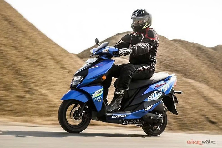 Suzuki Avenis 125 2025 sẽ chính thức bán ra tại Nhật Bản từ ngày 28/10/2025 với mức giá 284.900 yên (khoảng 49 triệu đồng). Việc Suzuki giữ nguyên giá bán, dù có sự cải tiến về màu sắc và tinh chỉnh động cơ, được xem là điểm nổi bật trong bối cảnh nhiều hãng xe khác đang có xu hướng tăng giá.