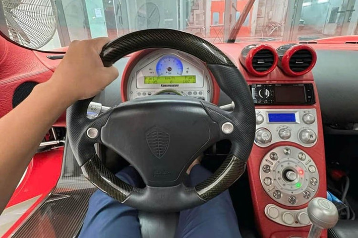 Bên trong nội thất của Koenigsegg CCX được bố trí khá đơn giản với một đầu đĩa CD thông thường thay vì màn hình cảm ứng và hệ thống điều hòa chỉnh cơ 1 vùng. Nội thất của xe sử dụng chất liệu da màu đen kết hợp alcantara màu đỏ, trần xe và ghế ngồi xuất hiện chỉ khâu hình kim cương cao cấp.