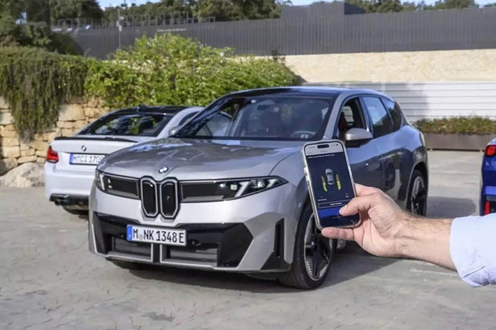 BMW cũng hứa hẹn sẽ rút ngắn thời gian chờ đợi bằng cách cung cấp nhiều lựa chọn giải trí khác nhau, chẳng hạn như ứng dụng, video và trò chơi có thể chơi trên xe, bên cạnh dịch vụ phát trực tuyến Disney+ hiện có.