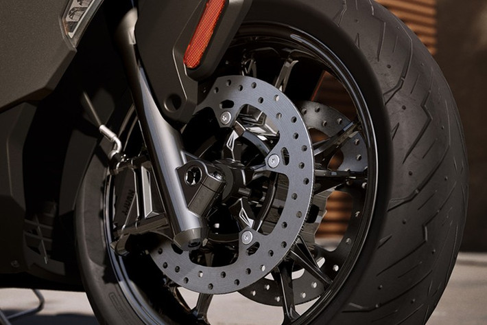 Màn hình TFT màu kích thước lớn hỗ trợ kết nối điện thoại, hiển thị điều hướng và nghe gọi qua Bluetooth, điều khiển thông qua cụm Multi-Controller bên tay trái. Xe cũng có hộc chứa đồ phía trước kèm cổng USB để sạc thiết bị.