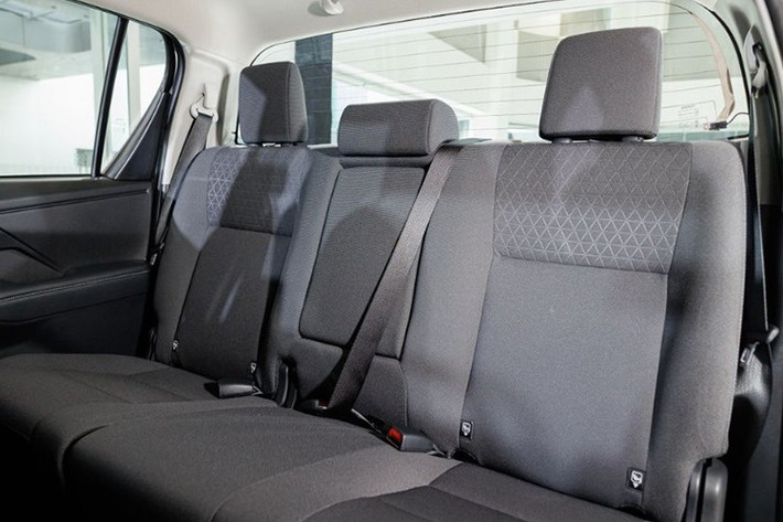 Xe có tùy chọn dẫn động cầu sau hoặc hệ dẫn động 4 bánh bán thời gian kèm khóa vi sai sau. Lần đầu tiên, hệ thống kiểm soát địa hình Multi-Terrain Select được trang bị, hỗ trợ 5 chế độ: Dirt, Sand, Mud, Rock và Deep Snow.